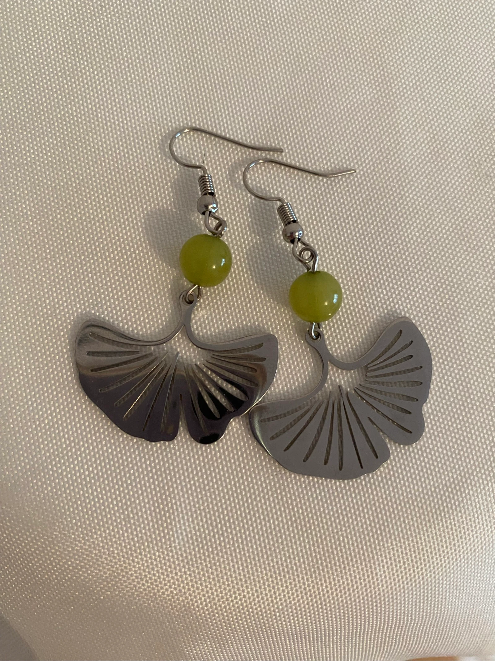 Brincos gingko com acabamento espelhado prateado – photo 3